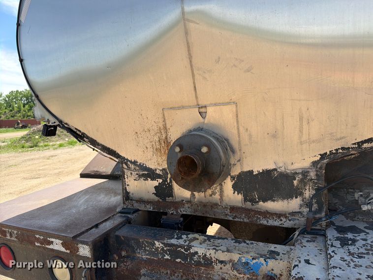 image for item FK0223 1991 International 8200 tank truck