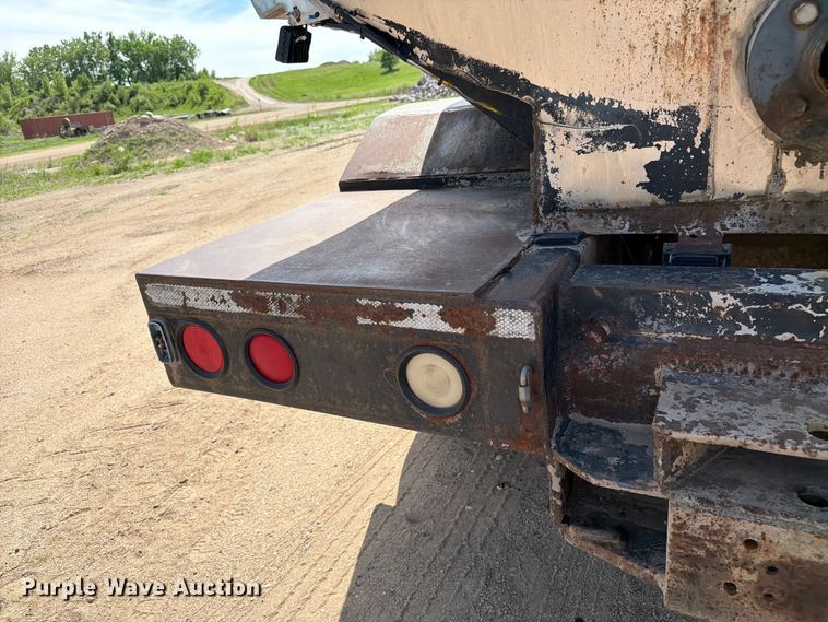 image for item FK0223 1991 International 8200 tank truck