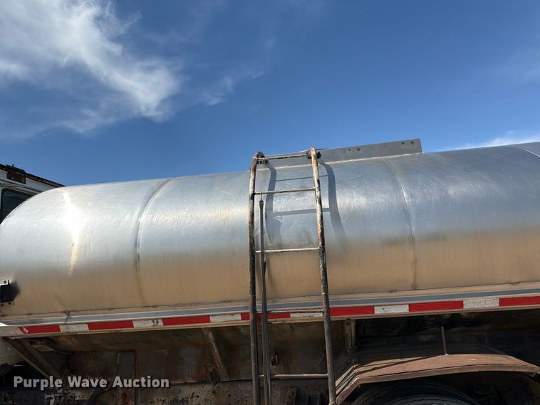 image for item FK0223 1991 International 8200 tank truck