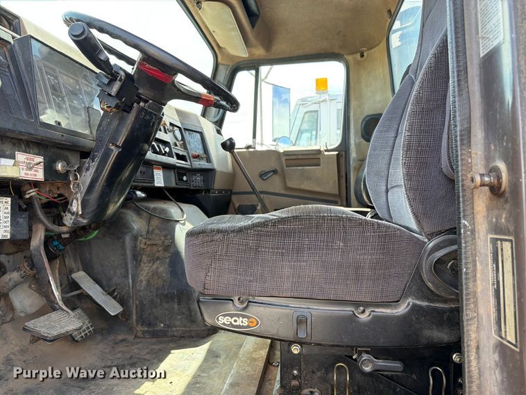 image for item FK0223 1991 International 8200 tank truck