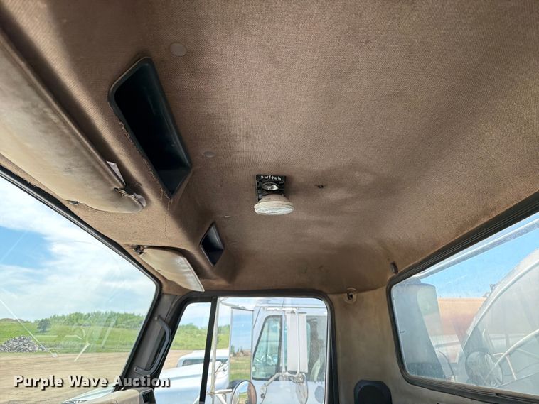 image for item FK0223 1991 International 8200 tank truck