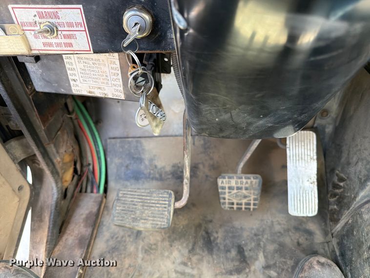 image for item FK0223 1991 International 8200 tank truck