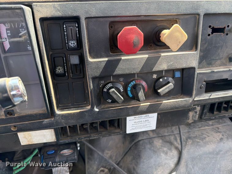 image for item FK0223 1991 International 8200 tank truck