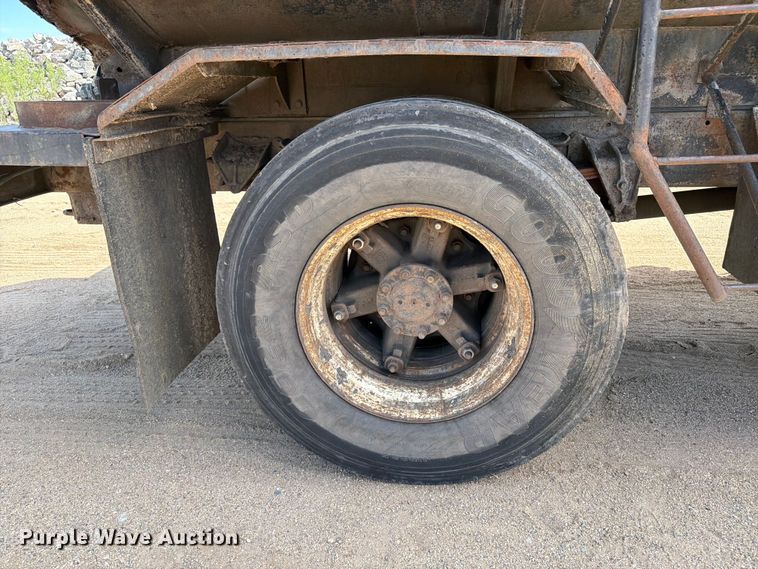 image for item FK0223 1991 International 8200 tank truck