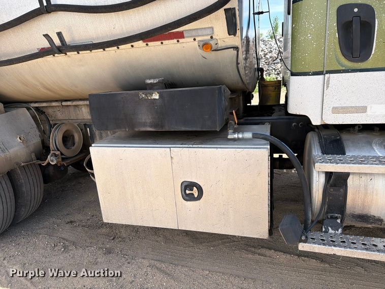 image for item FK0224 2006 Freightliner Business Class M2 oil distributor truck