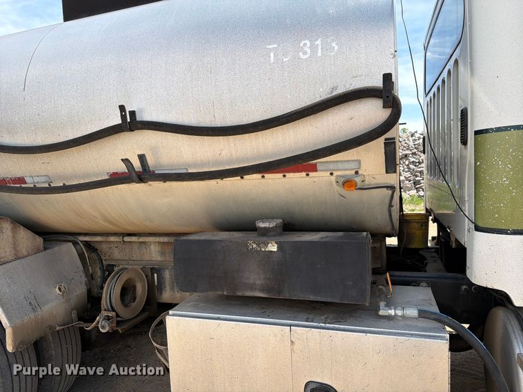 image for item FK0224 2006 Freightliner Business Class M2 oil distributor truck