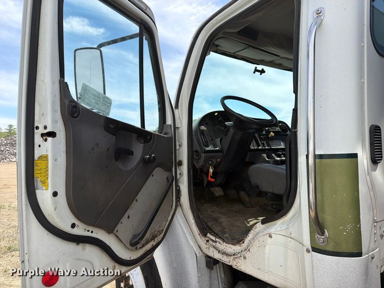 image for item FK0224 2006 Freightliner Business Class M2 oil distributor truck