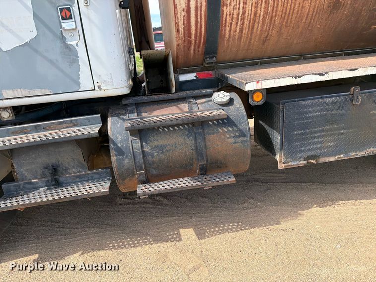image for item FK0225 1991 International 8200 tank truck
