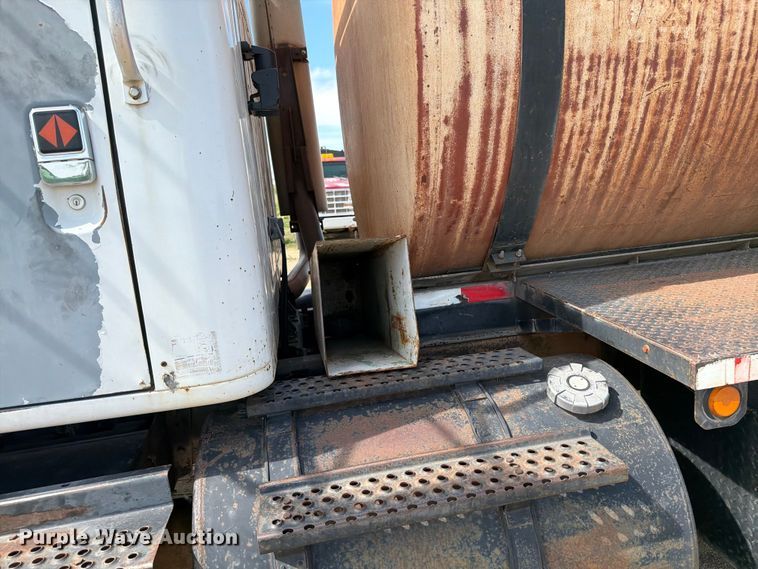 image for item FK0225 1991 International 8200 tank truck