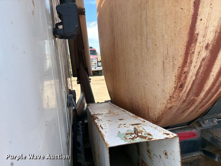image for item FK0225 1991 International 8200 tank truck