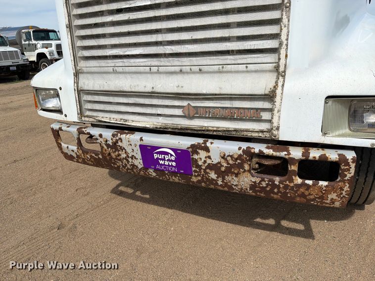 image for item FK0225 1991 International 8200 tank truck