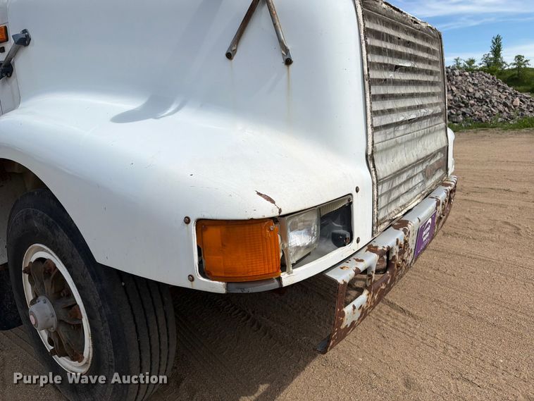image for item FK0225 1991 International 8200 tank truck