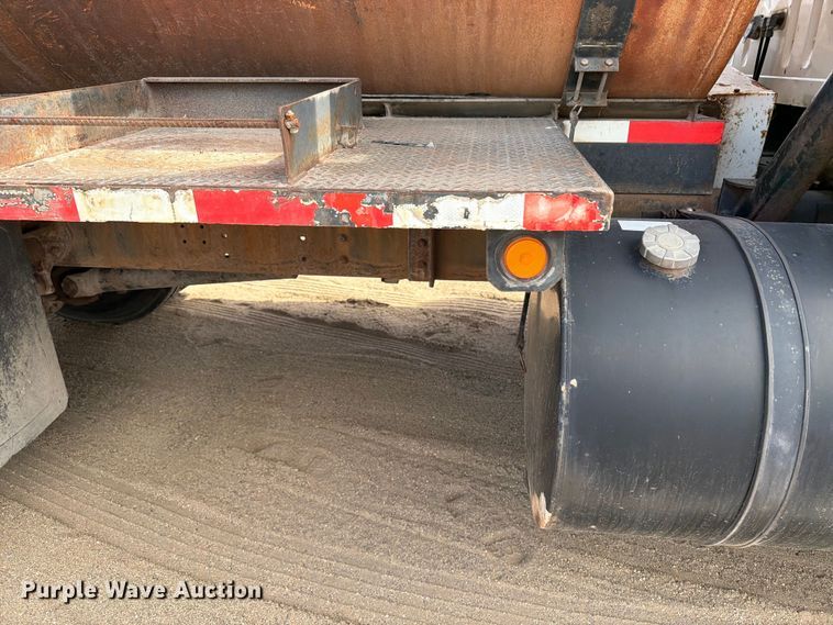 image for item FK0225 1991 International 8200 tank truck