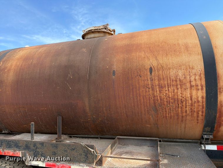 image for item FK0225 1991 International 8200 tank truck