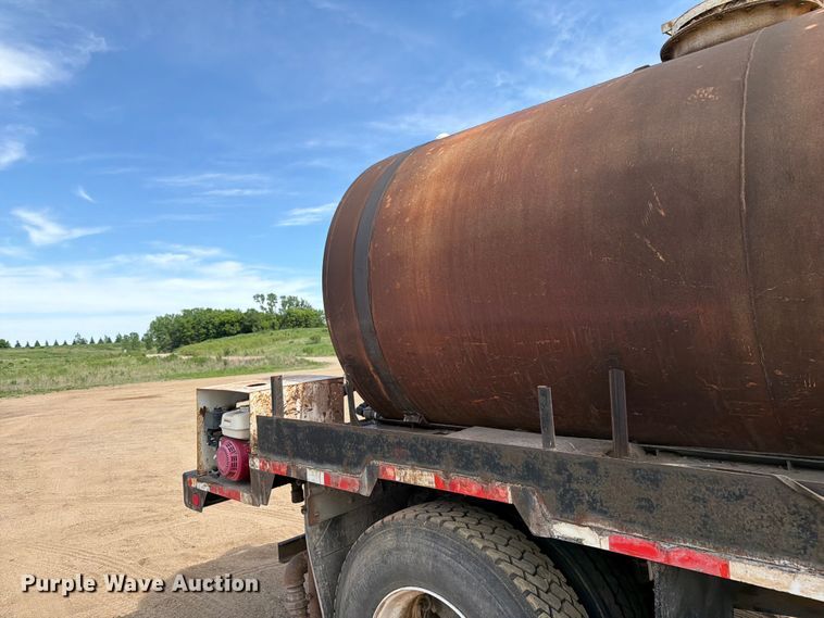 image for item FK0225 1991 International 8200 tank truck