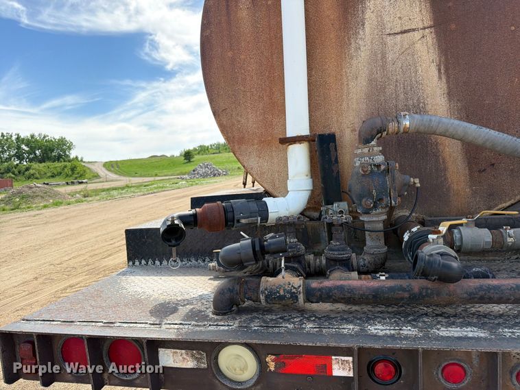 image for item FK0225 1991 International 8200 tank truck