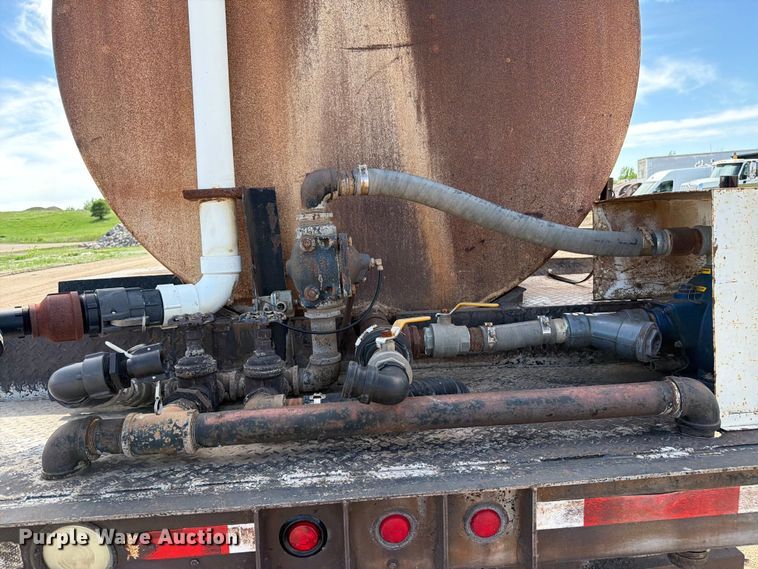 image for item FK0225 1991 International 8200 tank truck