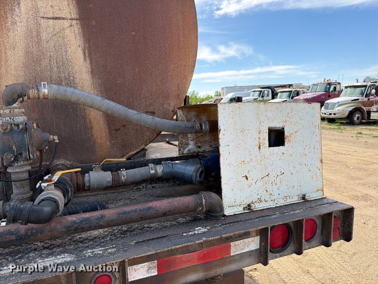 image for item FK0225 1991 International 8200 tank truck