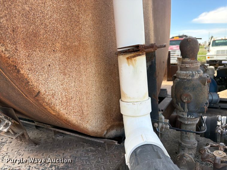 image for item FK0225 1991 International 8200 tank truck