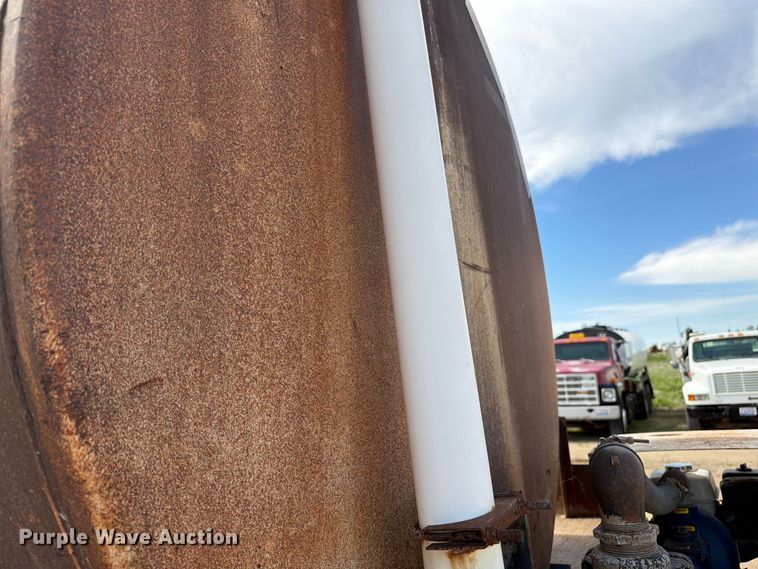 image for item FK0225 1991 International 8200 tank truck