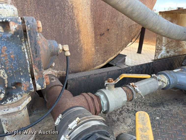 image for item FK0225 1991 International 8200 tank truck