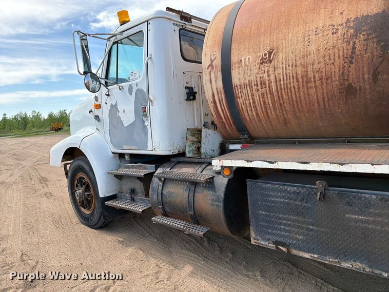 image for item FK0225 1991 International 8200 tank truck