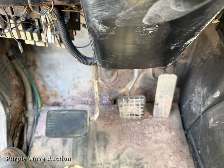 image for item FK0225 1991 International 8200 tank truck