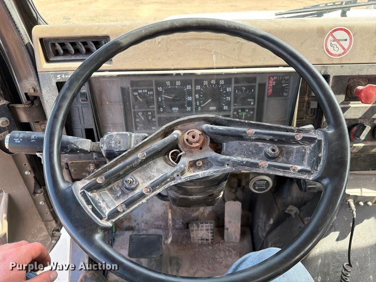 image for item FK0225 1991 International 8200 tank truck