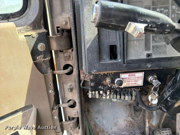 image for item FK0225 1991 International 8200 tank truck