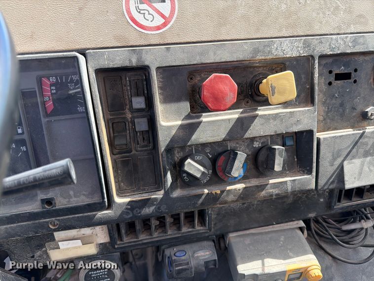 image for item FK0225 1991 International 8200 tank truck