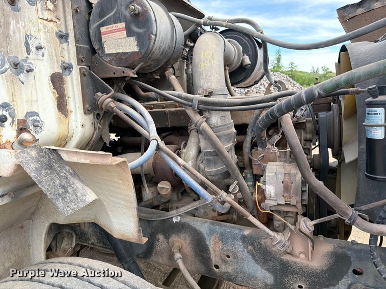 image for item FK0225 1991 International 8200 tank truck