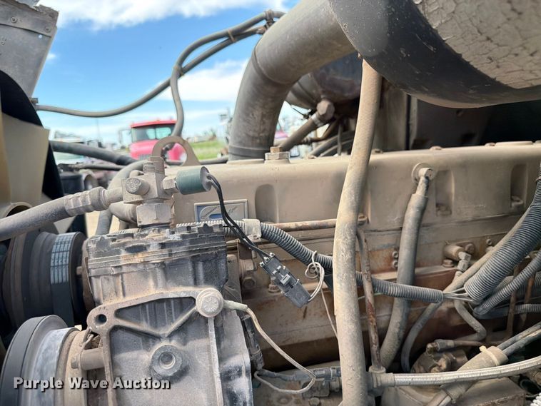 image for item FK0225 1991 International 8200 tank truck