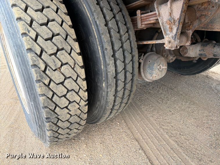 image for item FK0225 1991 International 8200 tank truck