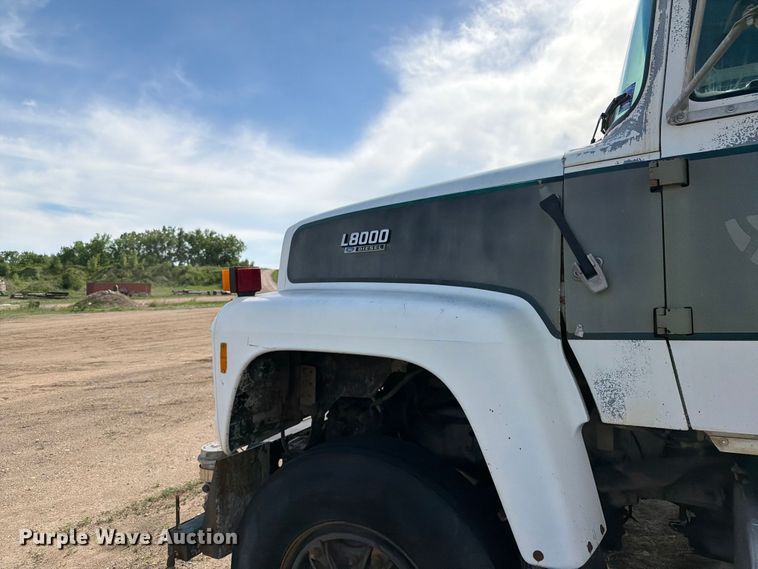 image for item FK0226 1991 Ford LT8000 tank truck