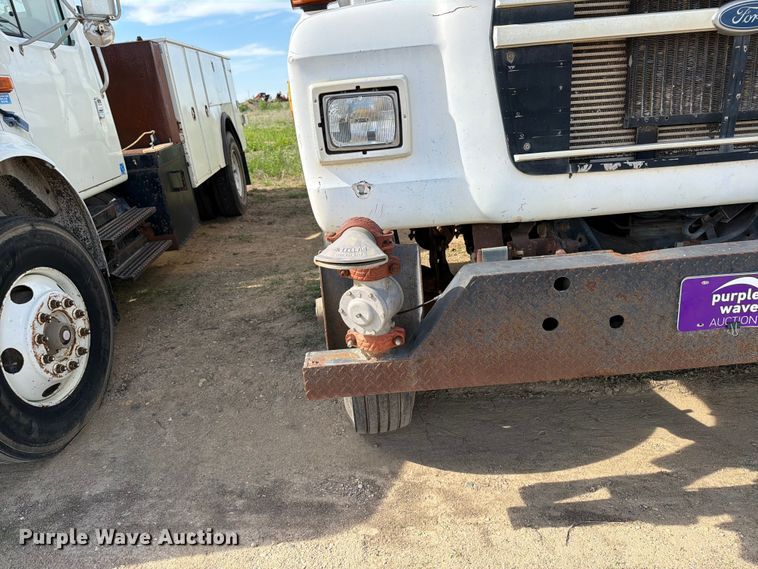 image for item FK0226 1991 Ford LT8000 tank truck