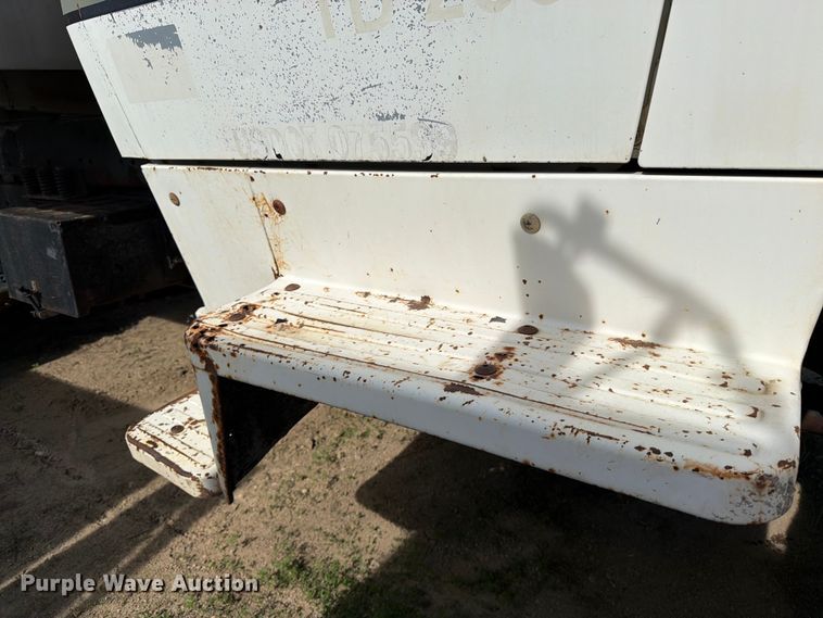 image for item FK0226 1991 Ford LT8000 tank truck
