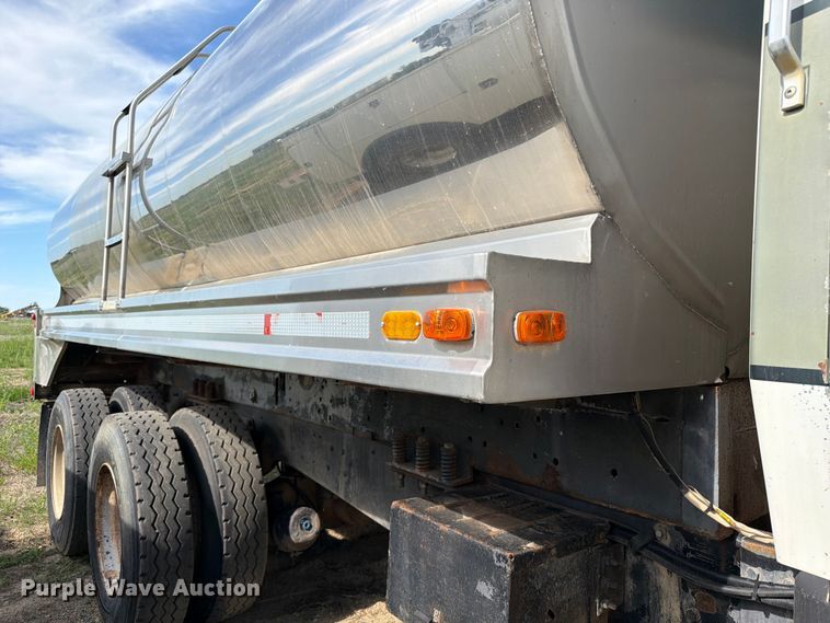 image for item FK0226 1991 Ford LT8000 tank truck