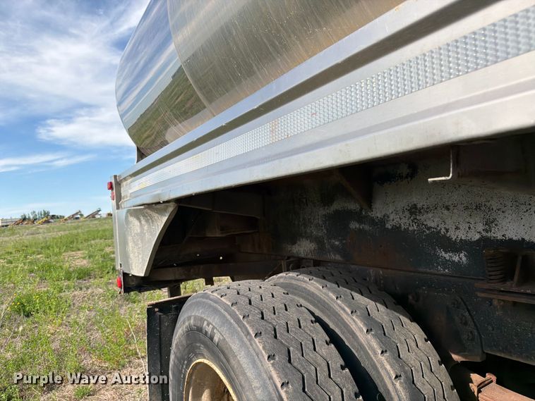 image for item FK0226 1991 Ford LT8000 tank truck