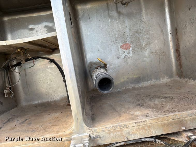 image for item FK0226 1991 Ford LT8000 tank truck