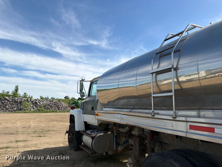 image for item FK0226 1991 Ford LT8000 tank truck