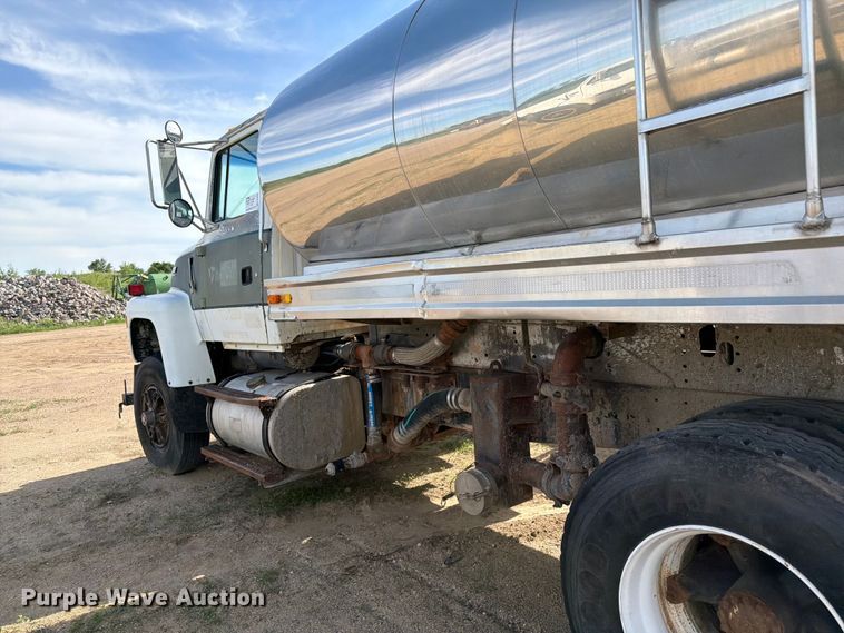 image for item FK0226 1991 Ford LT8000 tank truck