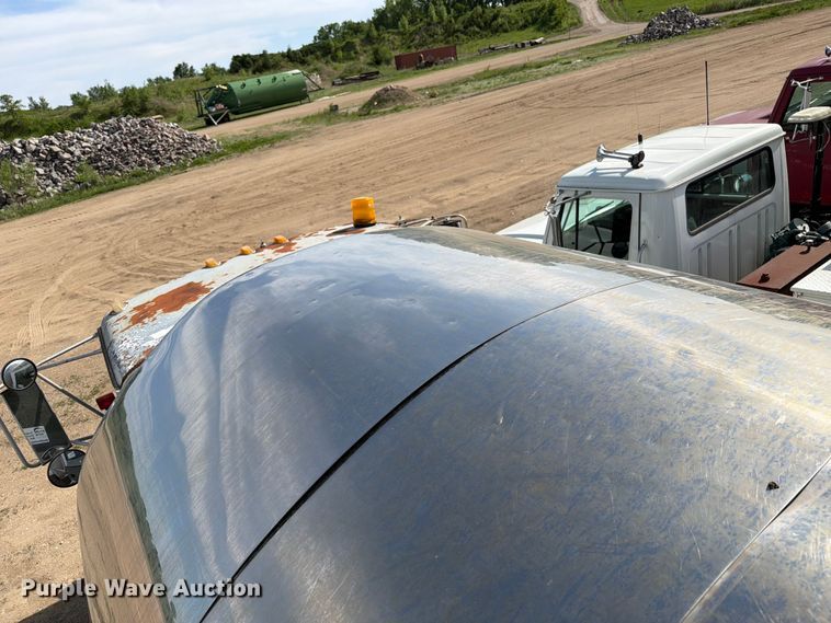 image for item FK0226 1991 Ford LT8000 tank truck