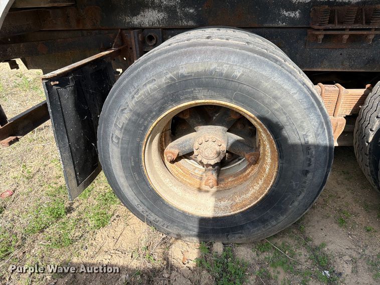 image for item FK0226 1991 Ford LT8000 tank truck