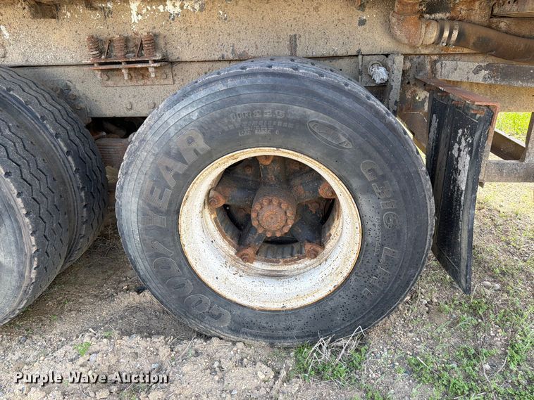 image for item FK0226 1991 Ford LT8000 tank truck