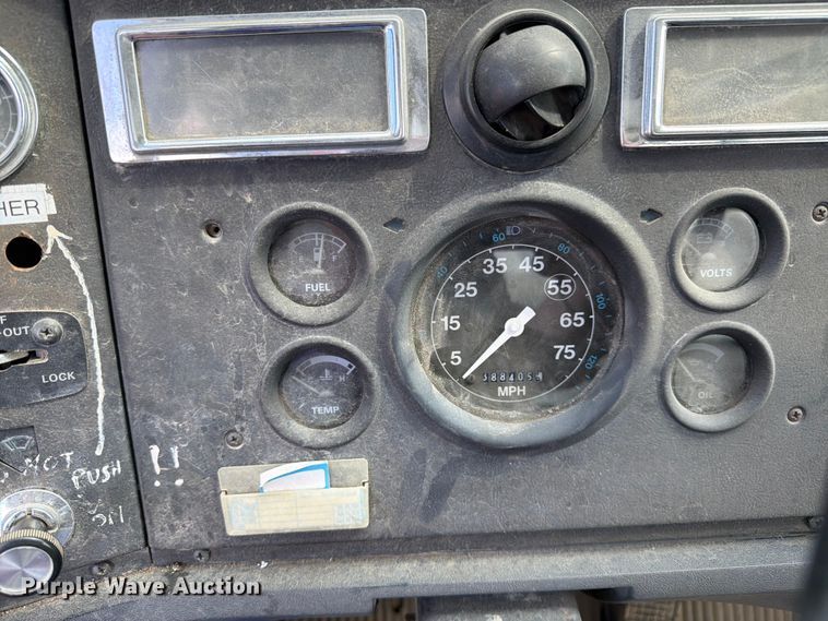 image for item FK0226 1991 Ford LT8000 tank truck