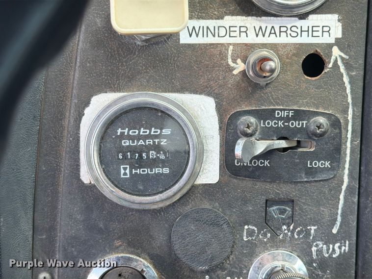 image for item FK0226 1991 Ford LT8000 tank truck