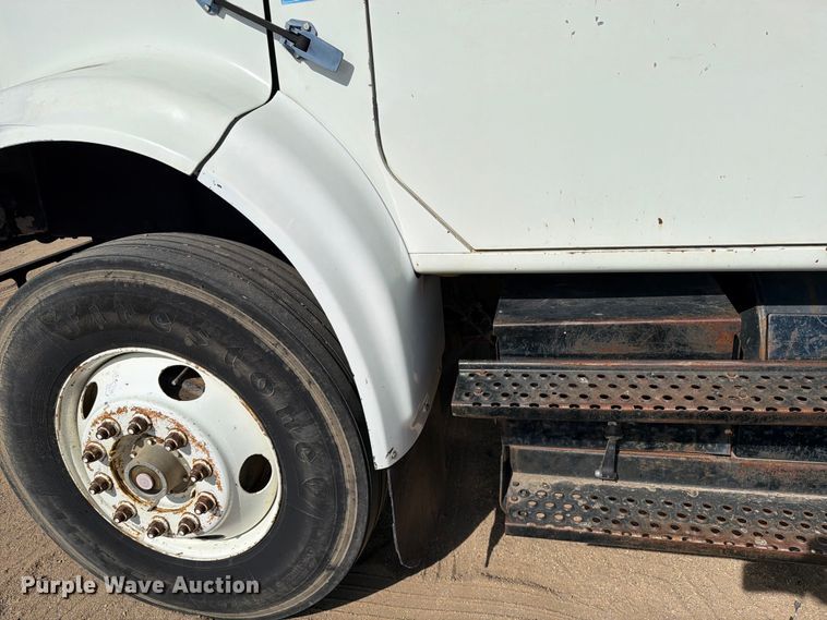 image for item FK0229 1998 International 4700 utility / service truck