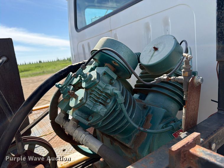 image for item FK0229 1998 International 4700 utility / service truck