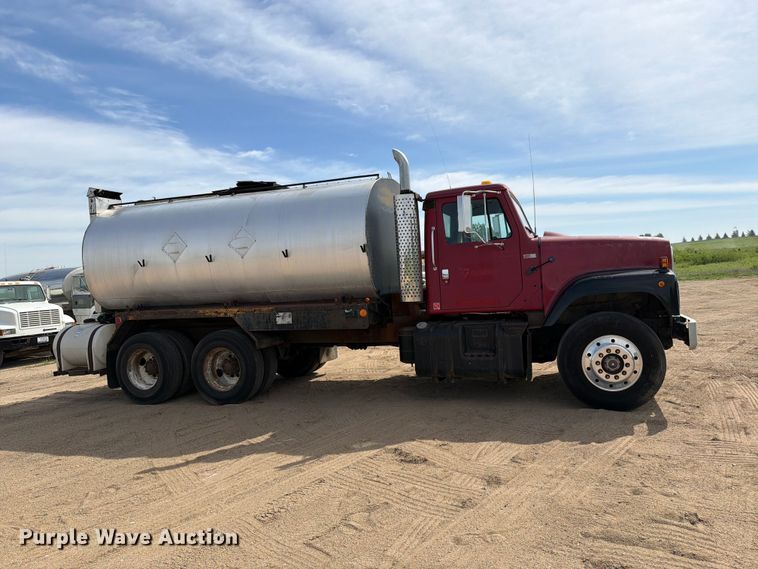 image for item FK0230 1984 International 2575 tank truck