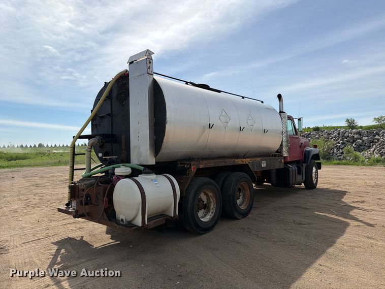 image for item FK0230 1984 International 2575 tank truck